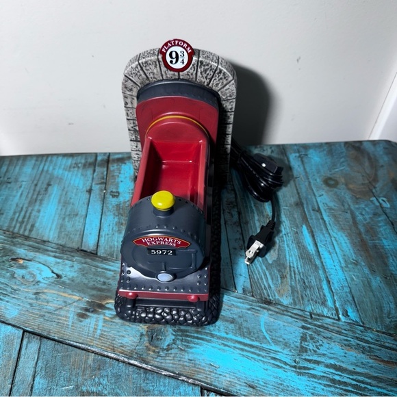 Harry Potter Platform 9 3/4 Scentsy Warmer Full Size Brand New Discontinued - Picture 11 of 16